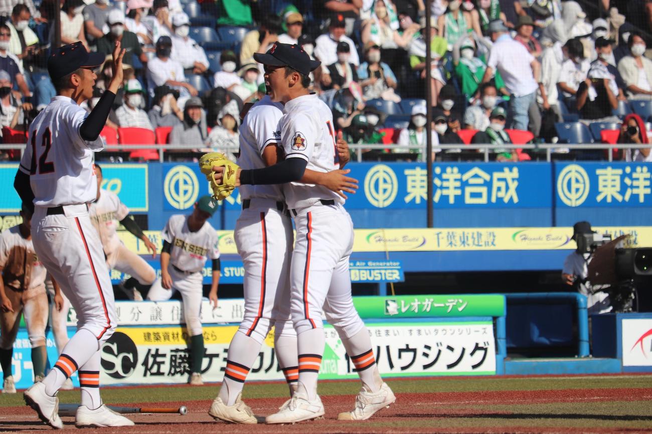 専大松戸対木更津総合　専大松戸に勝利し、ゲームセットの瞬間、チームメートと抱き合って喜ぶ木更津総合・エースの越井（撮影・保坂淑子）