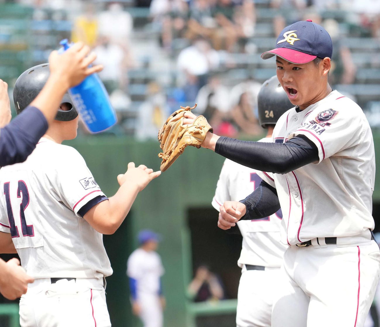 山村学園対聖望学園　3回の投球を終え、ベンチに戻る聖望学園先発の岡部（右）（撮影・菅敏）
