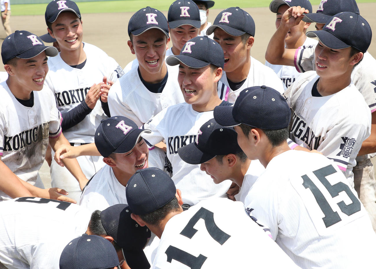 国学院栃木対宇都宮南　優勝し胴上げされる国学院栃木・盛永（中央）（撮影・宮地輝）