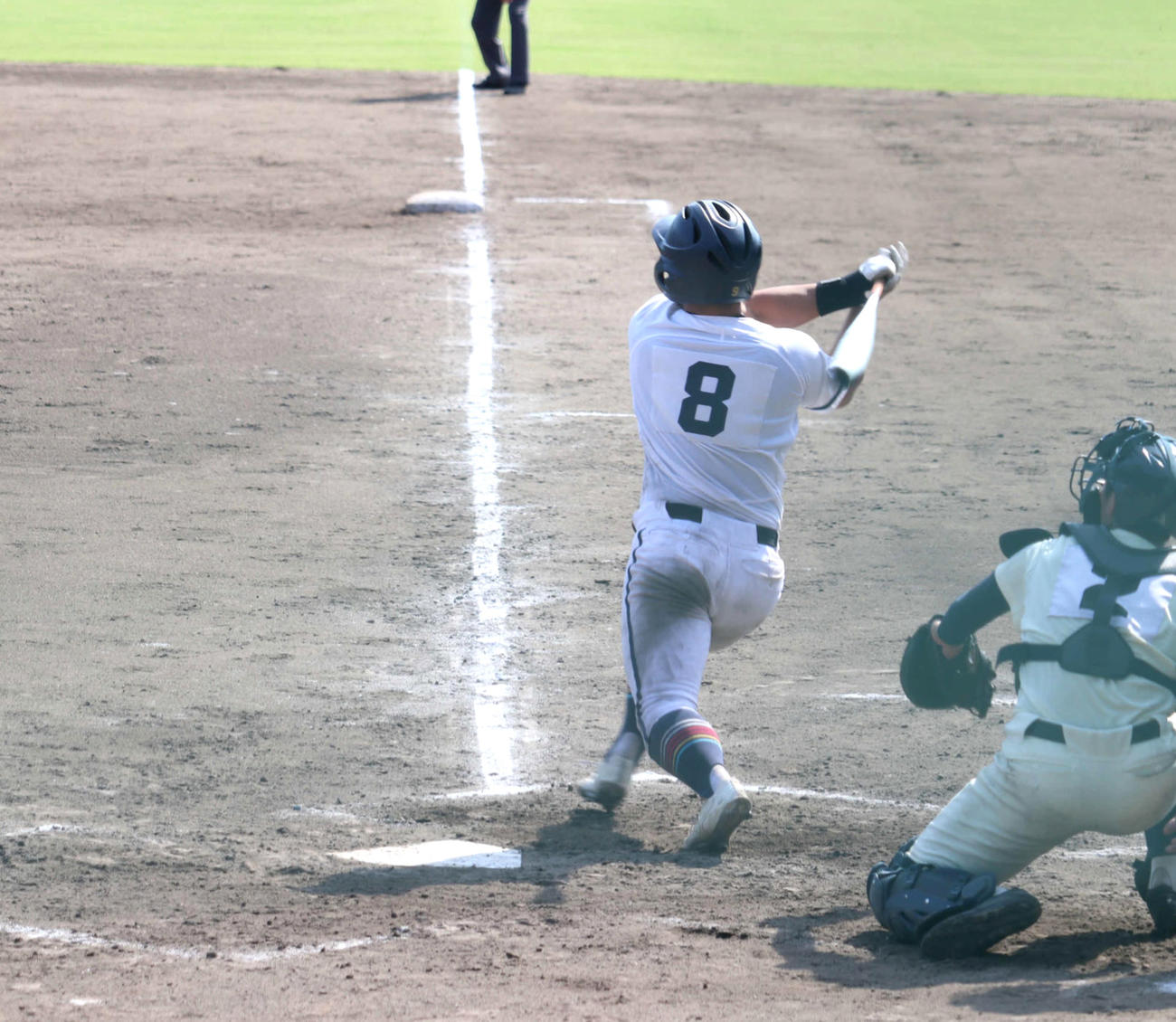 7回、左打席で特大の右飛を放った高松商・浅野翔吾外野手（撮影・波部俊之介）