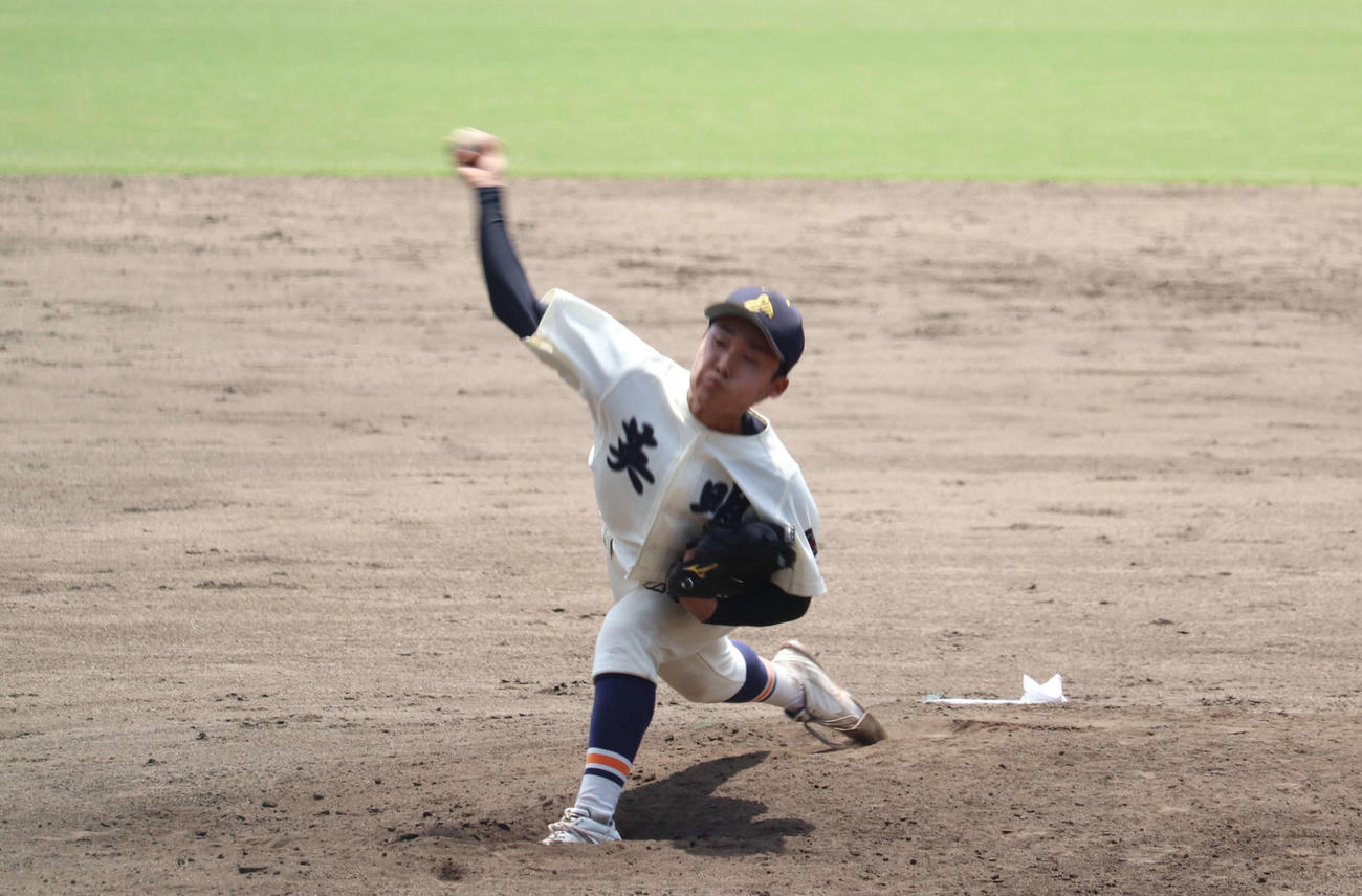 準決勝・高松西戦で先発登板した英明・大筆仁（撮影・波部俊之介）
