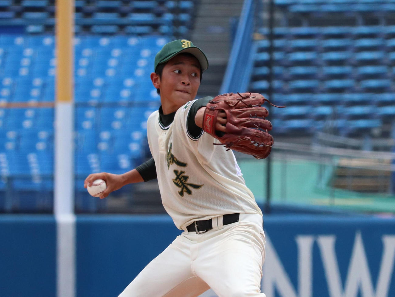 関東第一戦で完投勝利を挙げた城東・峯岸叶（撮影・保坂恭子）
