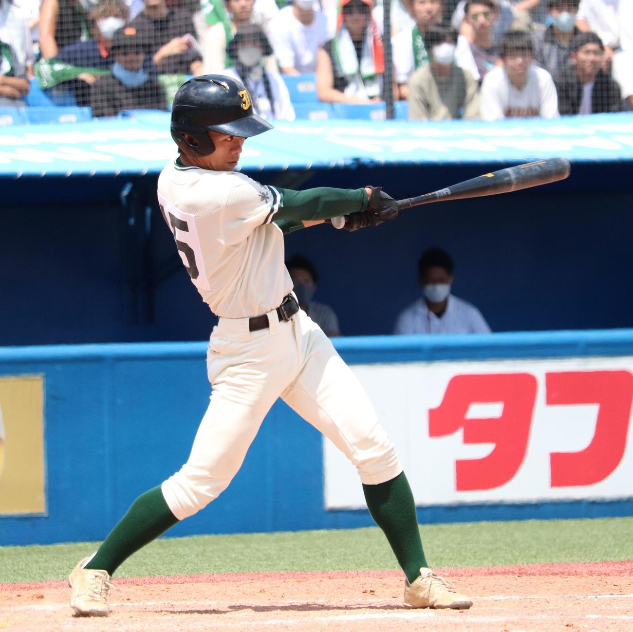 城東対関東第一　8回表城東2死一、二塁、代打で勝ち越しの適時打を放った高野（撮影・保坂恭子）
