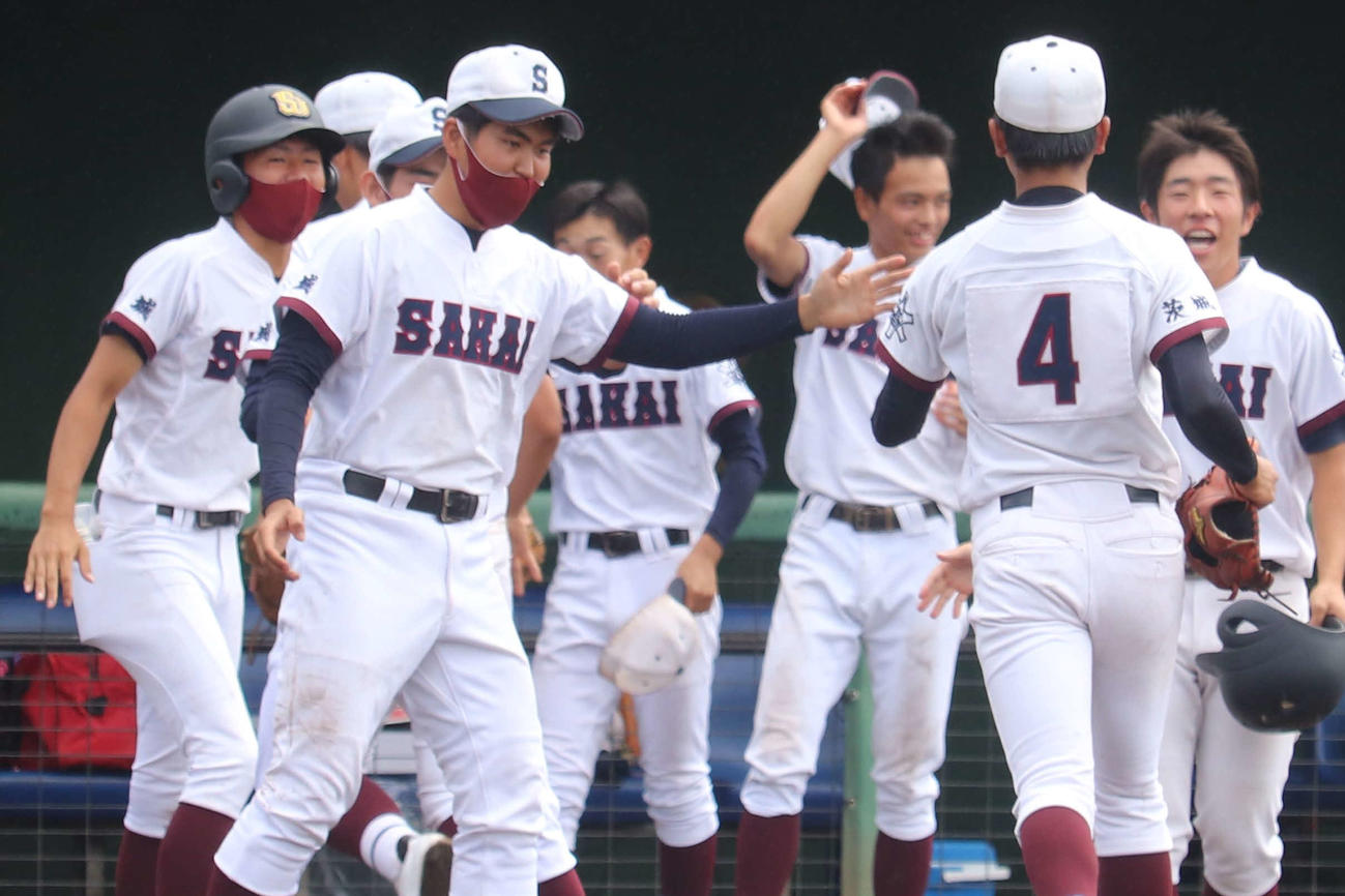 17日、牛久栄進戦でチームメートをベンチ前で出迎える境・荒木（左手前）