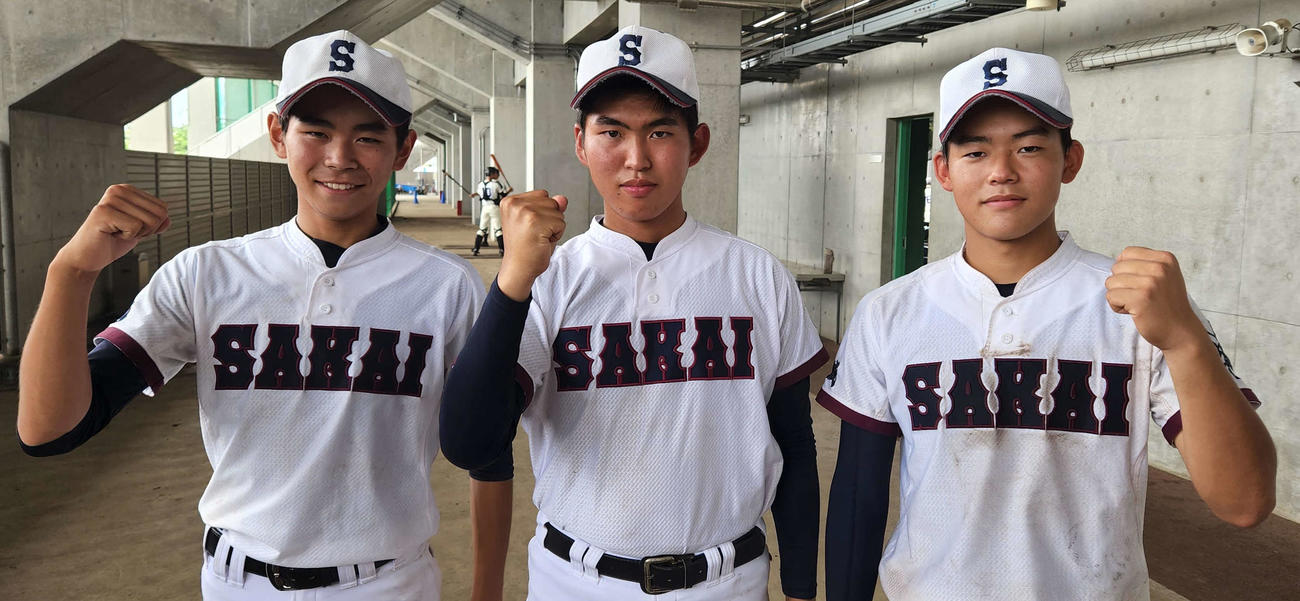 牛久栄進対境　（左から）境・高橋大成、荒木颯太、塚田誠（撮影・保坂淑子）