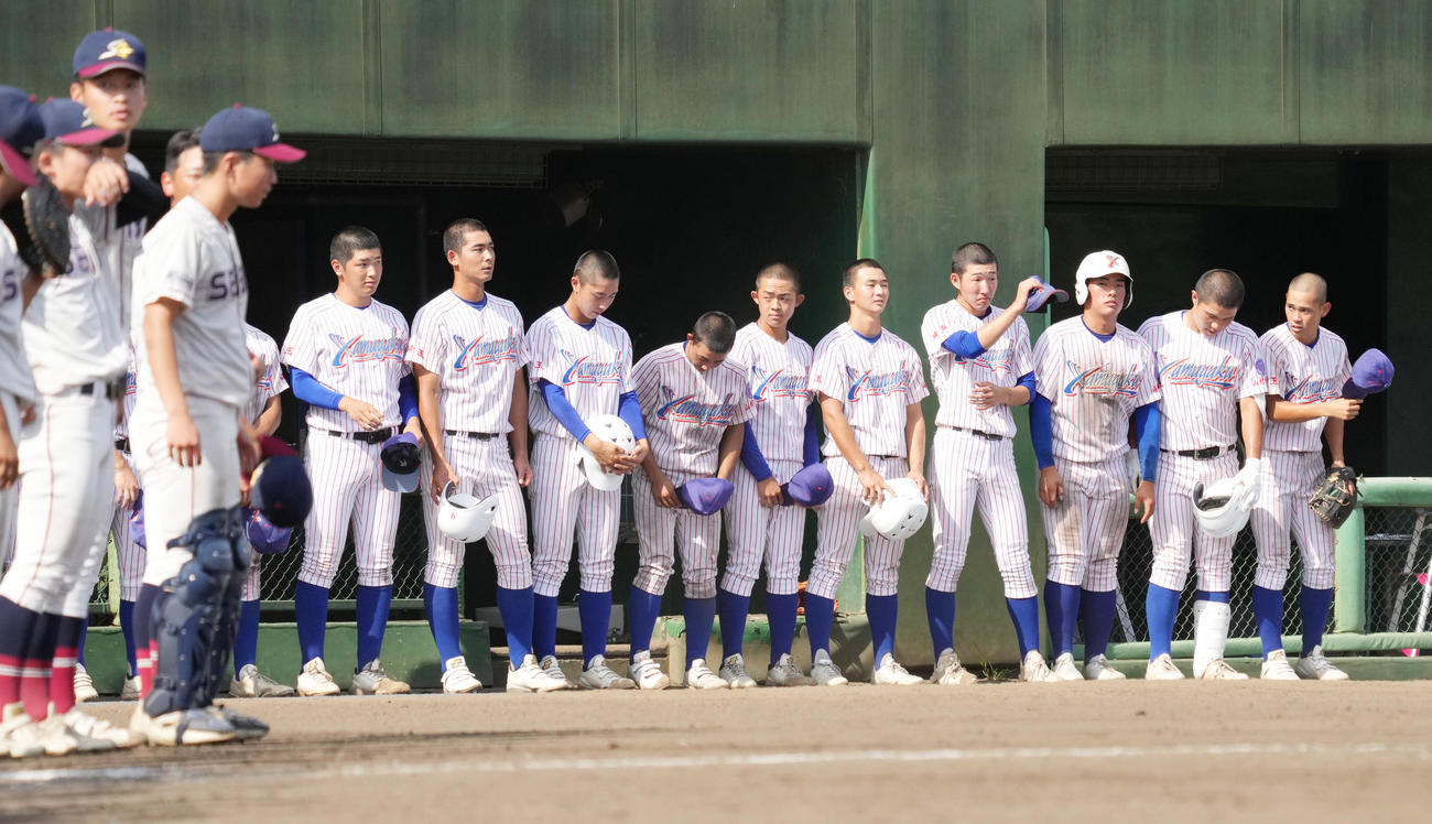 準決勝で聖望学園に敗れ、肩を落とす山村学園の選手たち（撮影・菅敏）