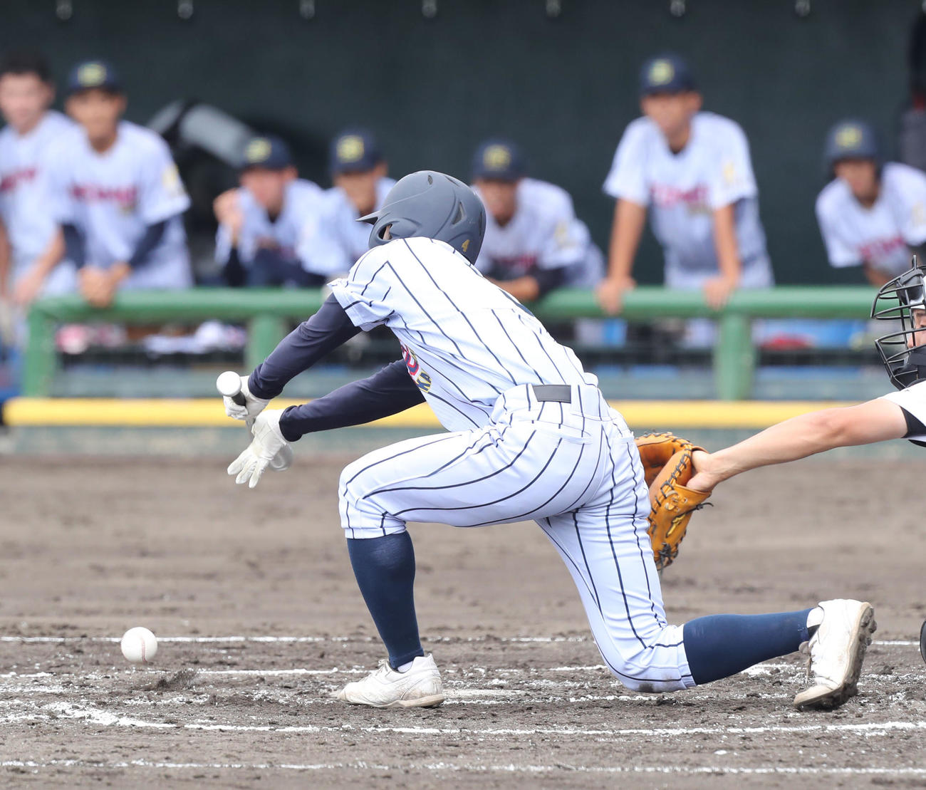 神埼清明対有田工　2回表神埼清明1死二、三塁、山下は先制となるスクイズを成功させる（撮影・屋方直哉）