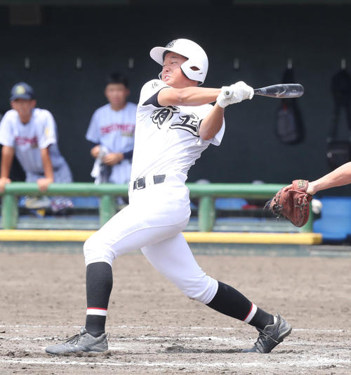 神埼清明対有田工　7回裏神有田工2死一、二塁、犬塚は逆転の中前適時打を放つ（撮影・屋方直哉）