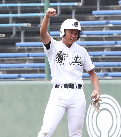 神埼清明対有田工　7回裏神有田工2死一、二塁、犬塚は逆転の中前適時打を放ち、ガッツポーズをする（撮影・屋方直哉）