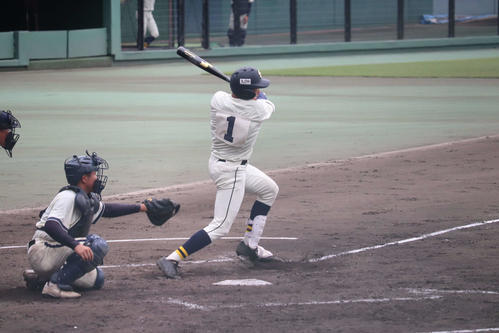 決勝戦、倉敷商戦で追加点となる右前適時打を放った創志学園・岡村洸太郎（撮影・波部俊之介）