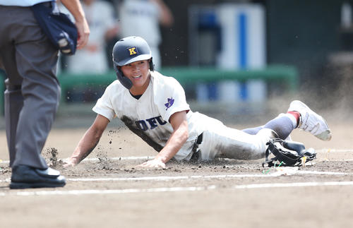 甲府工対山梨学院　1回表甲府工1死一、三塁、鈴木のスクイズで生還した天野（撮影・宮地輝）