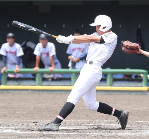 神埼清明対有田工　7回裏神有田工2死一、二塁、犬塚は逆転の中前適時打を放つ（撮影・屋方直哉）