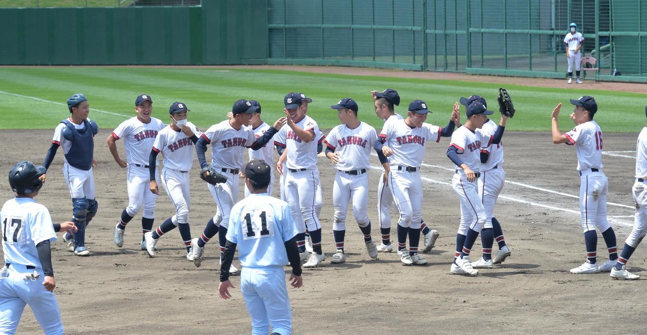 53年ぶりに4強に進出した田村ナインはハイタッチをかわして喜び合う（撮影・濱本神威）