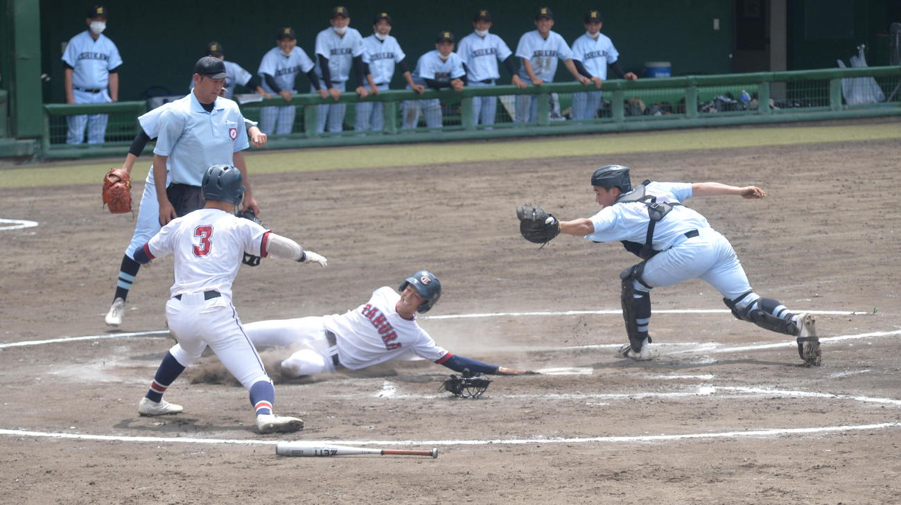 7回、田村・渡辺敦の右犠飛で生還する田中