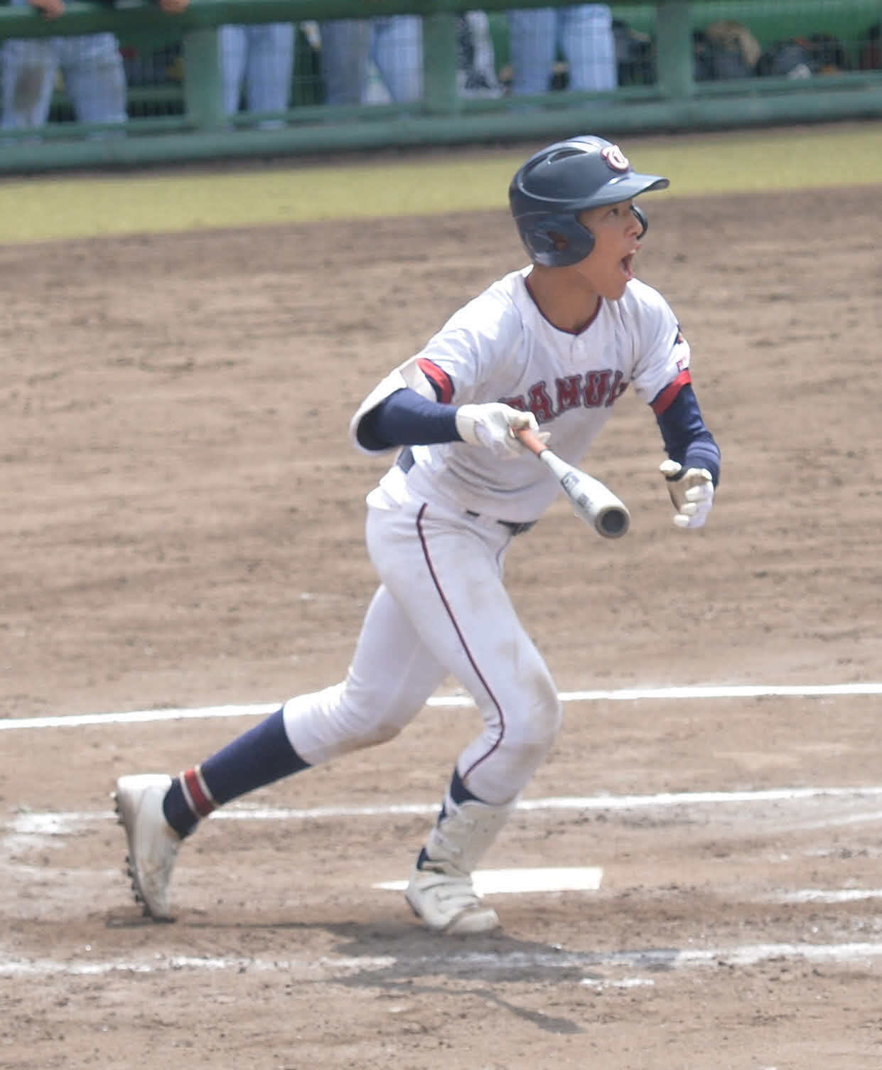 7回、勝ち越しの右犠飛を放つ田村・渡辺敦