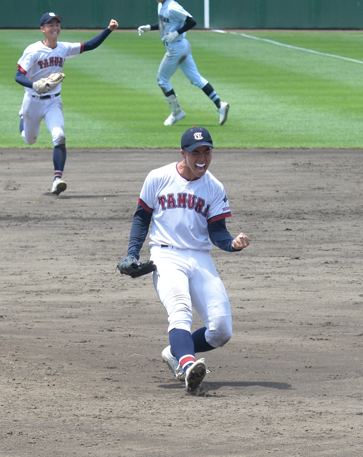 完投勝利を飾りガッツポーズする田村・桑原