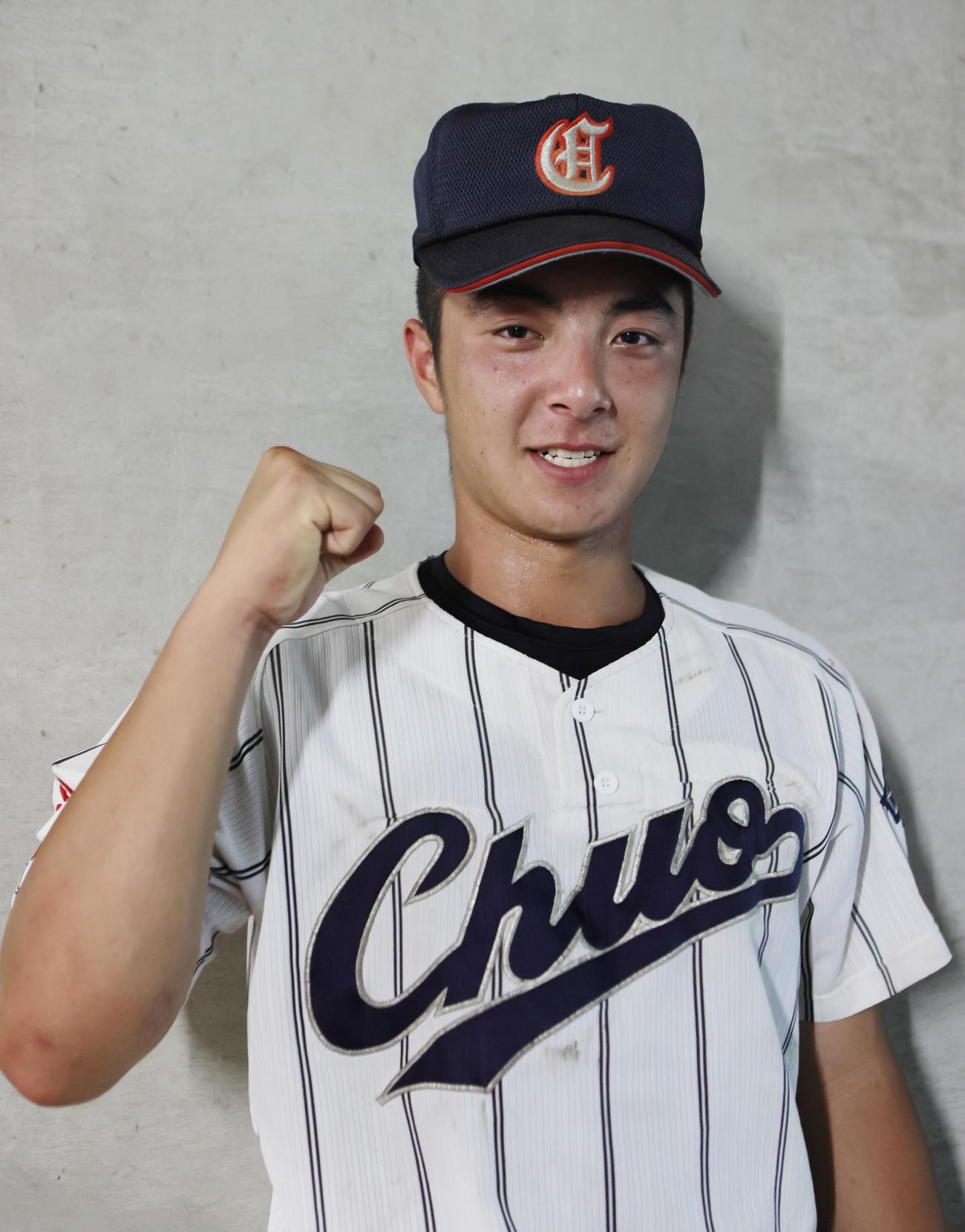 3点本塁打の山形中央・高木は、笑顔でガッツポーズ