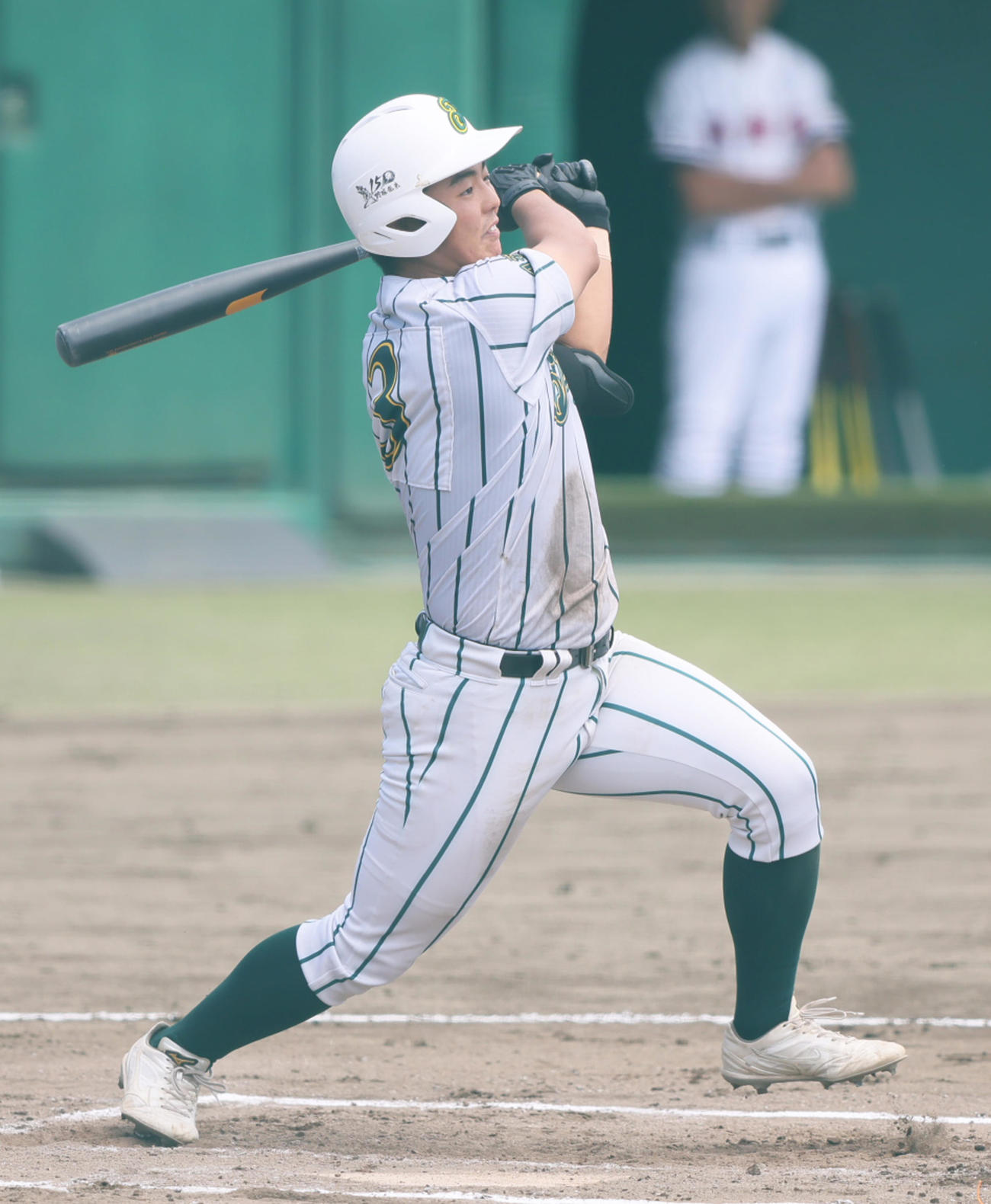 新庄東対鶴岡東　6回裏鶴岡東2死二塁、前田は適時二塁打を放つ（撮影・足立雅史）