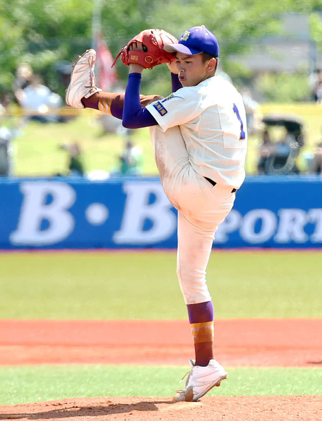 左足を高く上げ、投球する古川学園・三浦