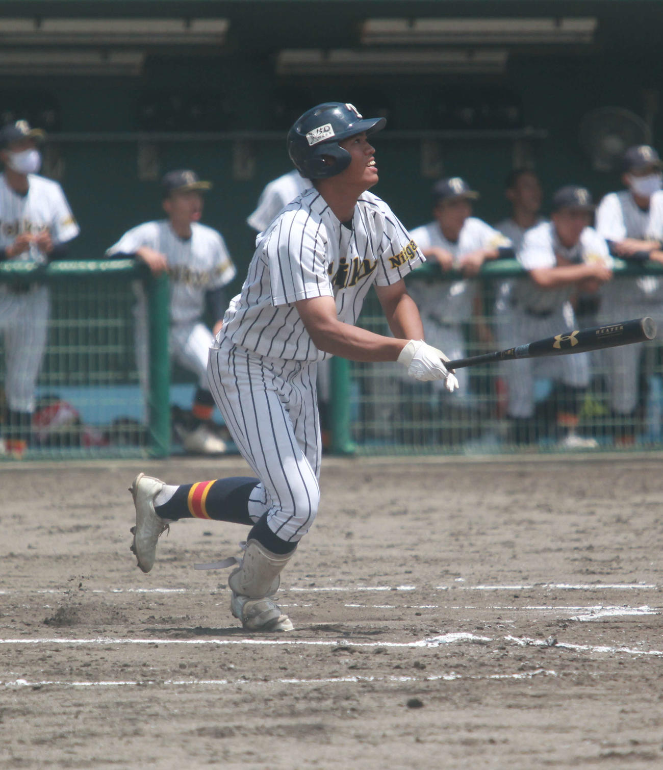 6回2死三塁、帝京長岡のボーウェイはこの日2本目の2ラン本塁打を右中間スタンドに入れる