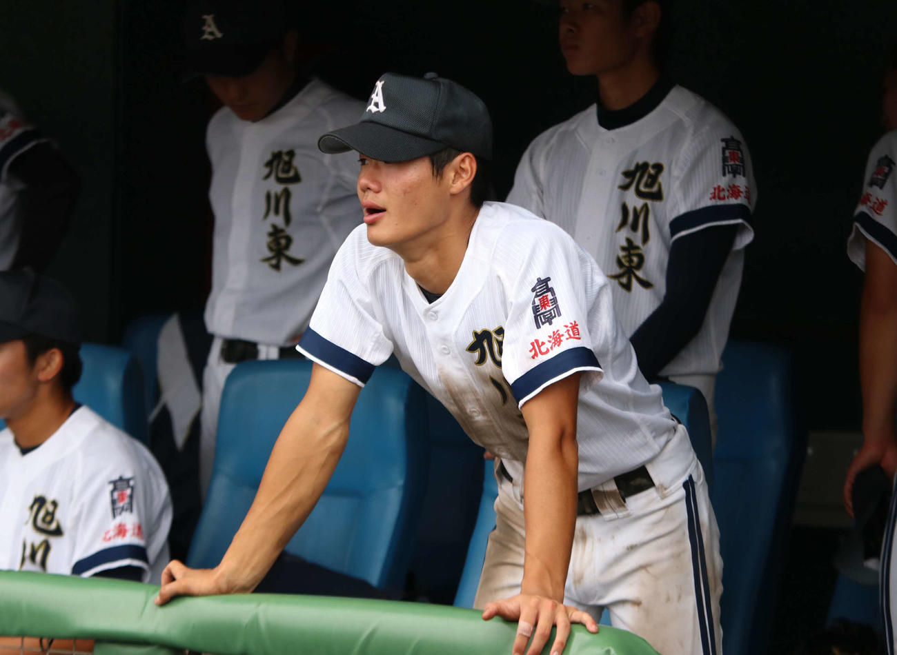 旭川東対旭川大高　試合後、ベンチで涙を流す旭川東・今津主将（撮影・山崎純一）