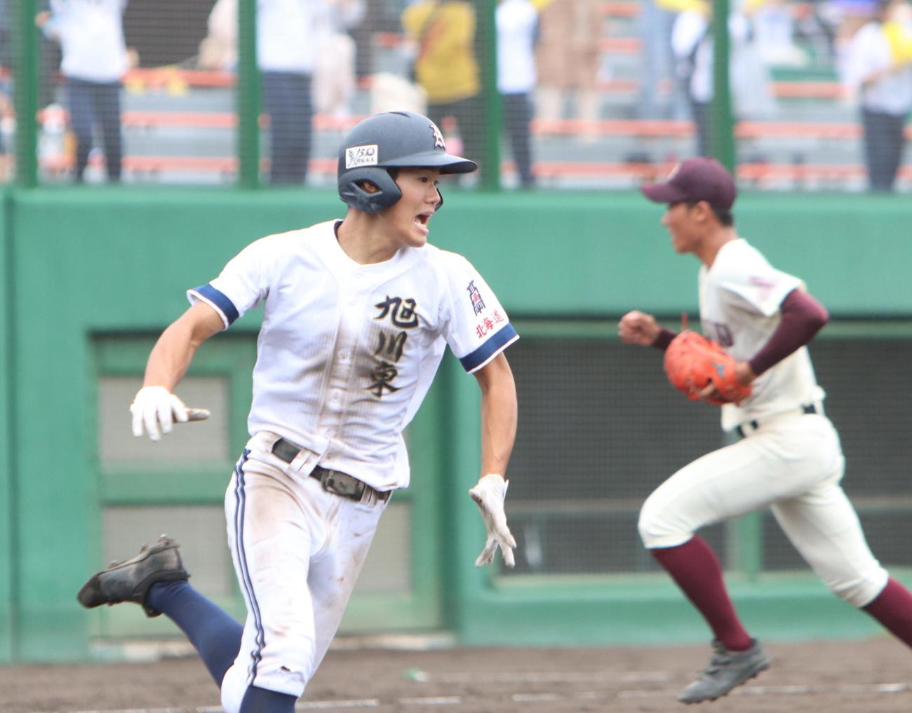 旭川東対旭川大高　6回表旭川東、左前安打を放つ今津。右奥は旭川大高の池田（撮影・奥村晶治）