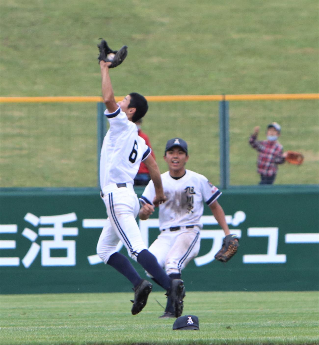 旭川東対旭川大高　7回裏旭川大高、山室の放ったセンターフライを好捕する旭川東・今津（撮影・奥村晶治）