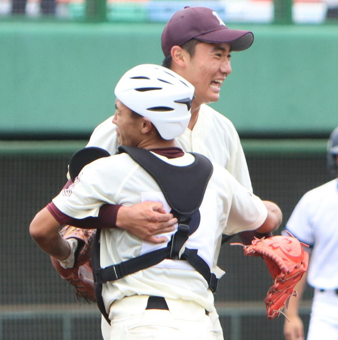旭川東対旭川大高　試合終了後、グラウンドで抱き合う旭川大高の大渕（手前）と池田（撮影・奥村晶治）