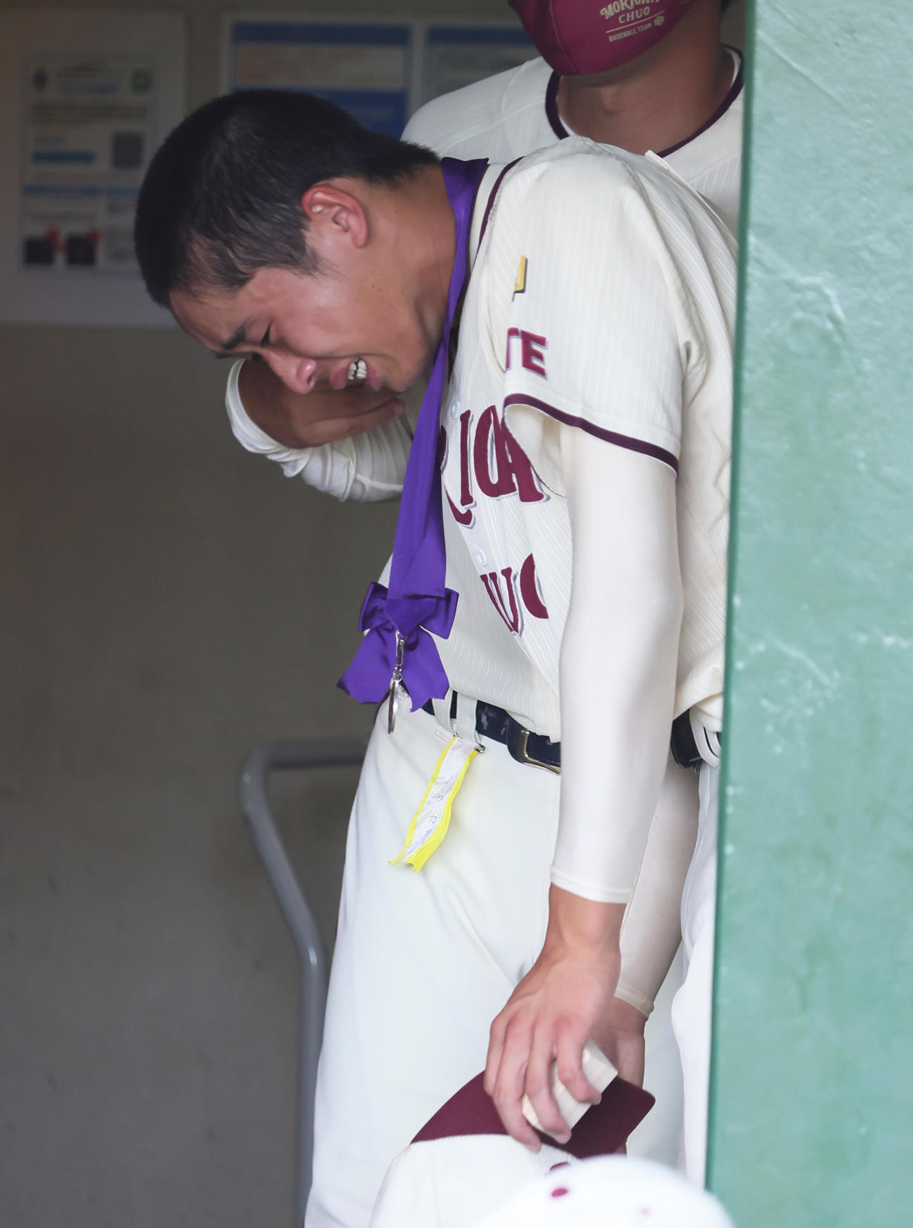 盛岡中央対一関学院　試合後、ベンチで涙する盛岡中央・斎藤（撮影・足立雅史）