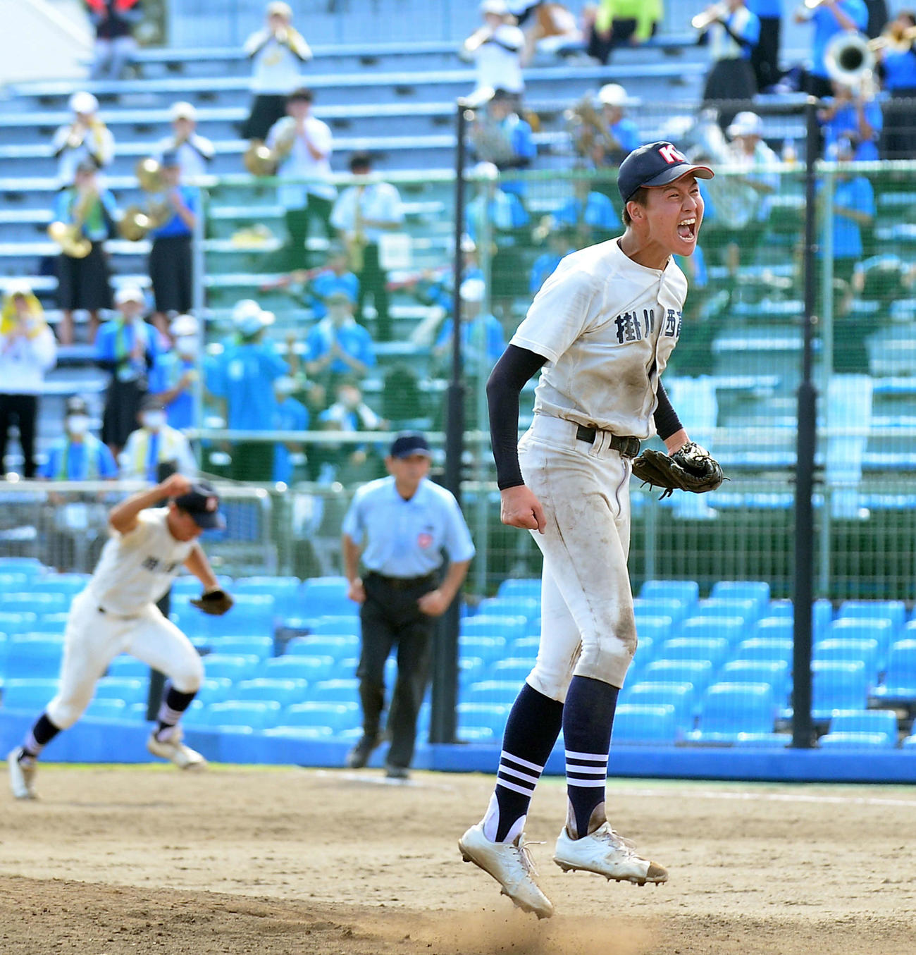 準決勝進出を決め、雄たけびを上げる掛川西・山本