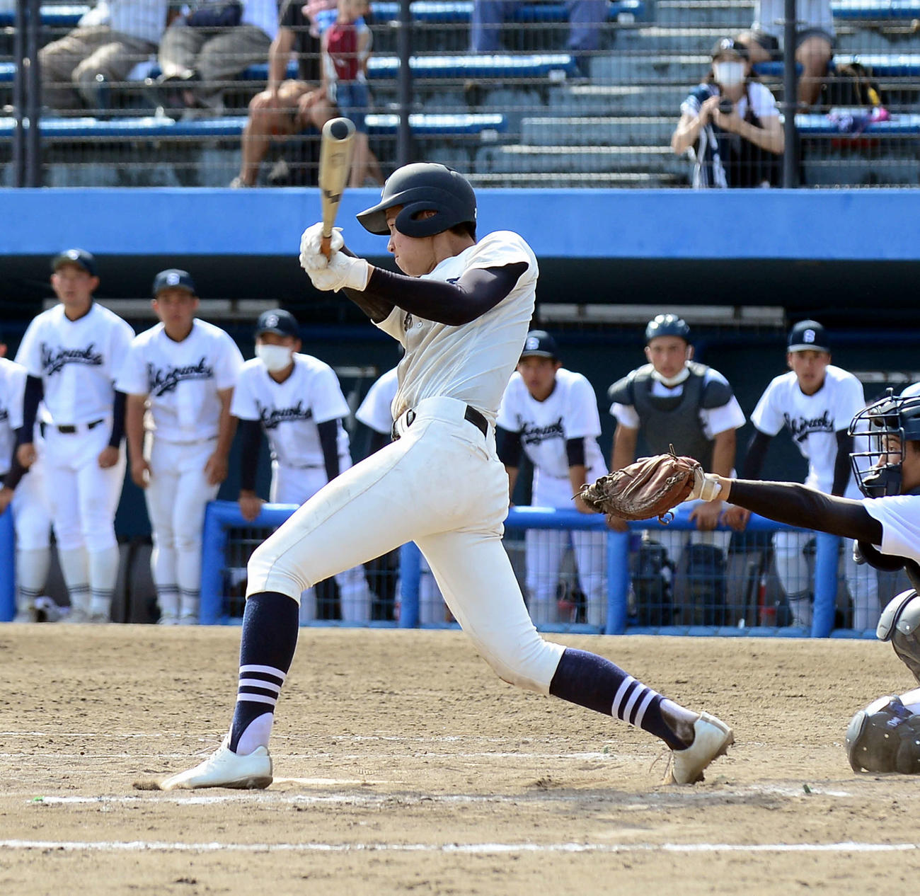 9回、右翼線に走者一掃の逆転二塁打を放つ掛川西・山本