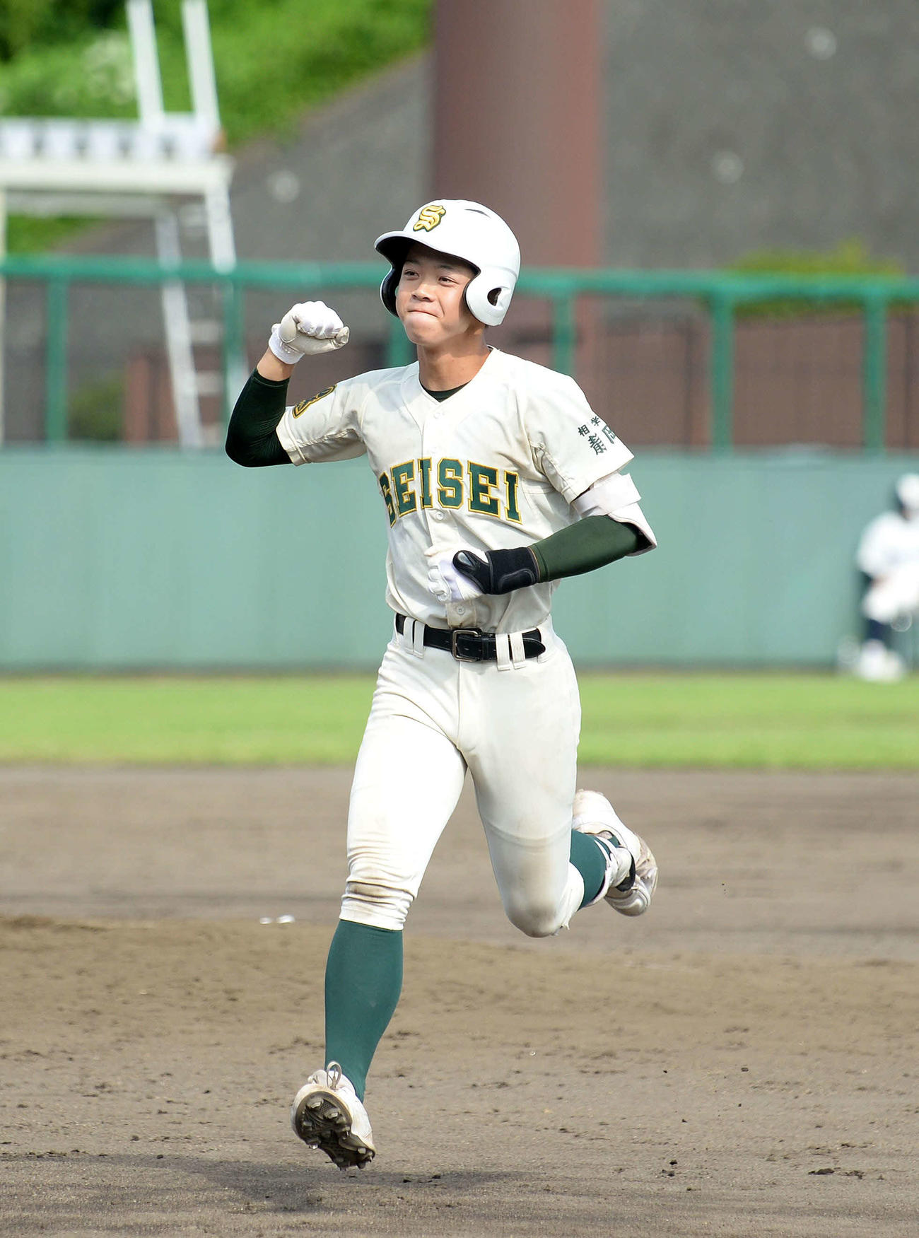 8回に犠飛を放ち、ガッツポーズをしながらベンチに戻る静清の伊東内野手