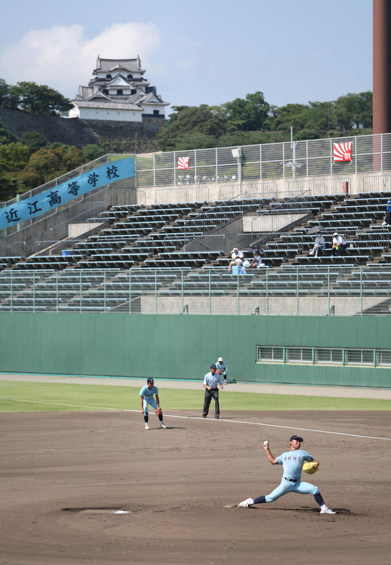 伊吹対近江　彦根城をバックに力投する近江先発の山田（撮影・白石智彦）