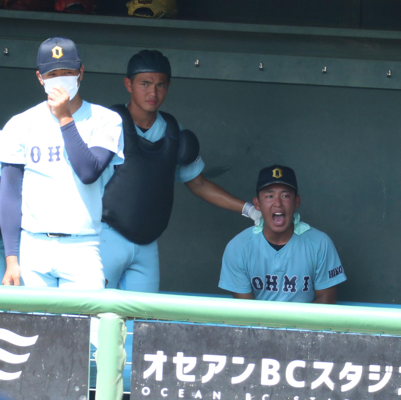 伊吹対近江　首元をアイシングしてもらいながらベンチから声を出す近江・山田（撮影・白石智彦）