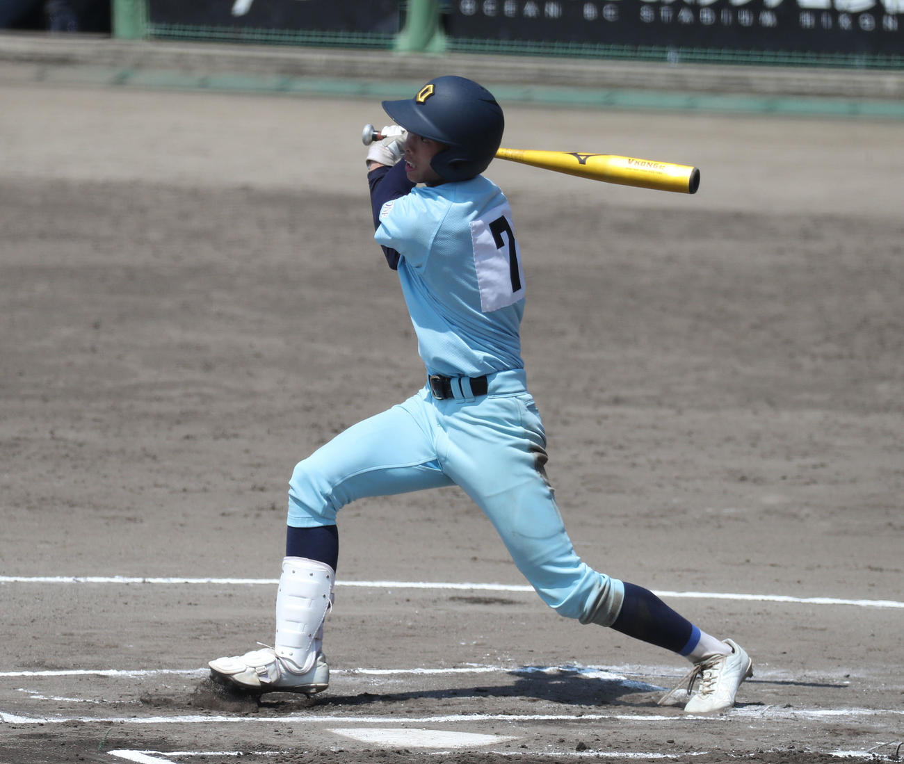 伊吹対近江　6回裏近江1死、コールド勝ちとなるサヨナラ右越え本塁打を放つ川元（撮影・白石智彦）