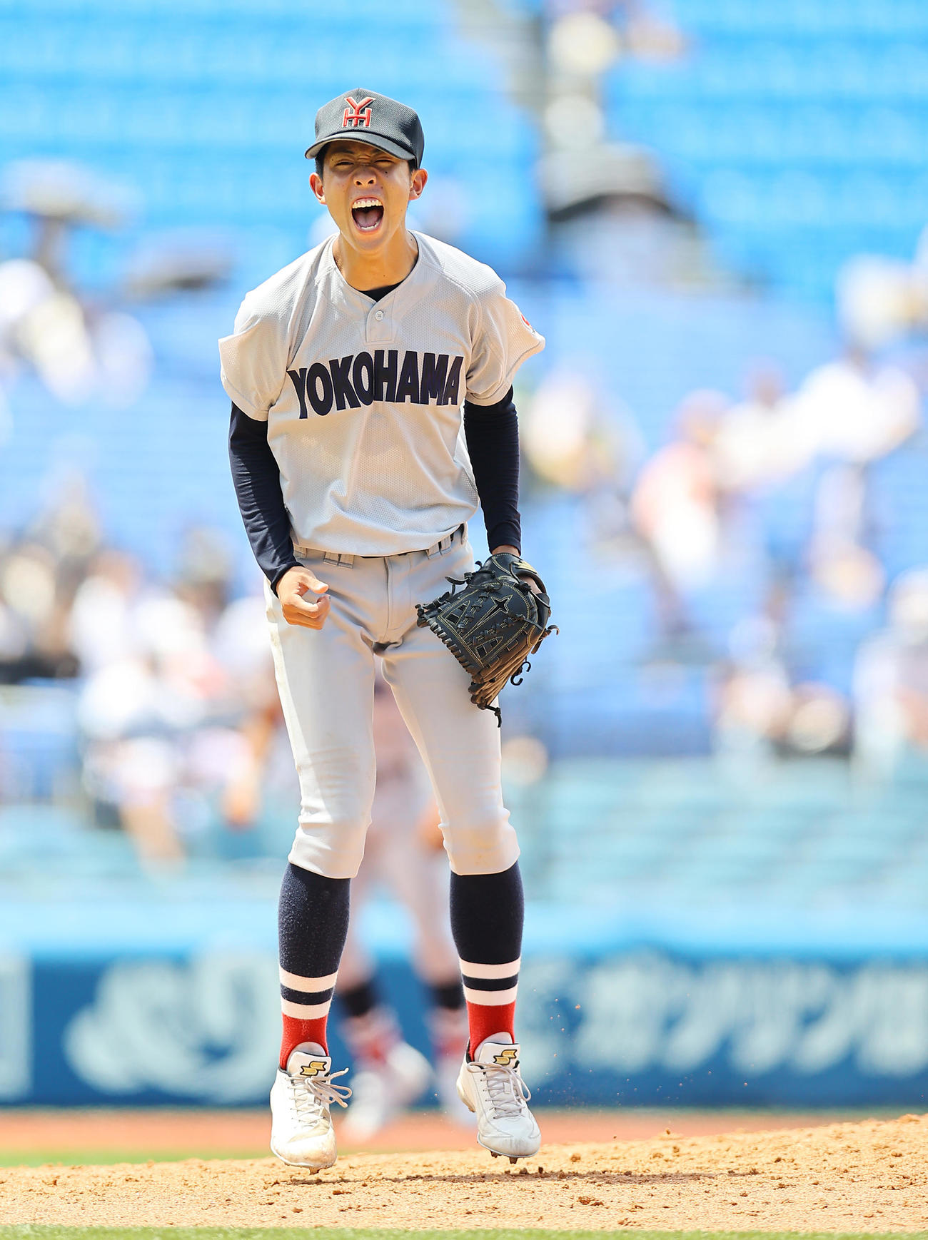 横浜対立花学園　6回裏立花学園2死一、二塁、吉田を空振り三振に仕留めコールド勝ちの横浜先発の鈴木は雄たけびを上げる（撮影・垰建太）