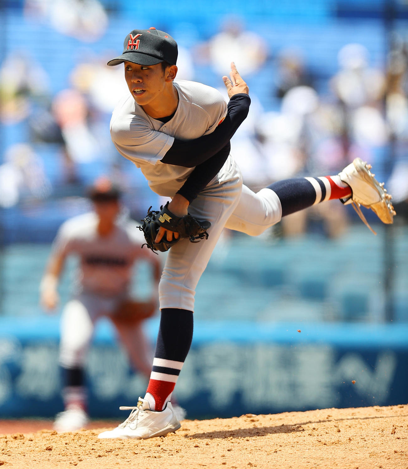 横浜対立花学園　力投する横浜先発の鈴木（撮影・垰建太）