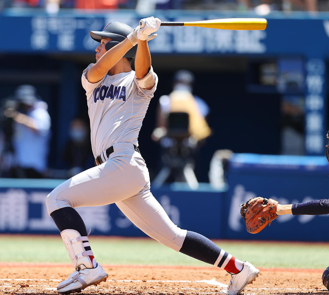 横浜対立花学園　2回表横浜無死一、三塁、先制の中犠飛を放つ萩（撮影・垰建太）