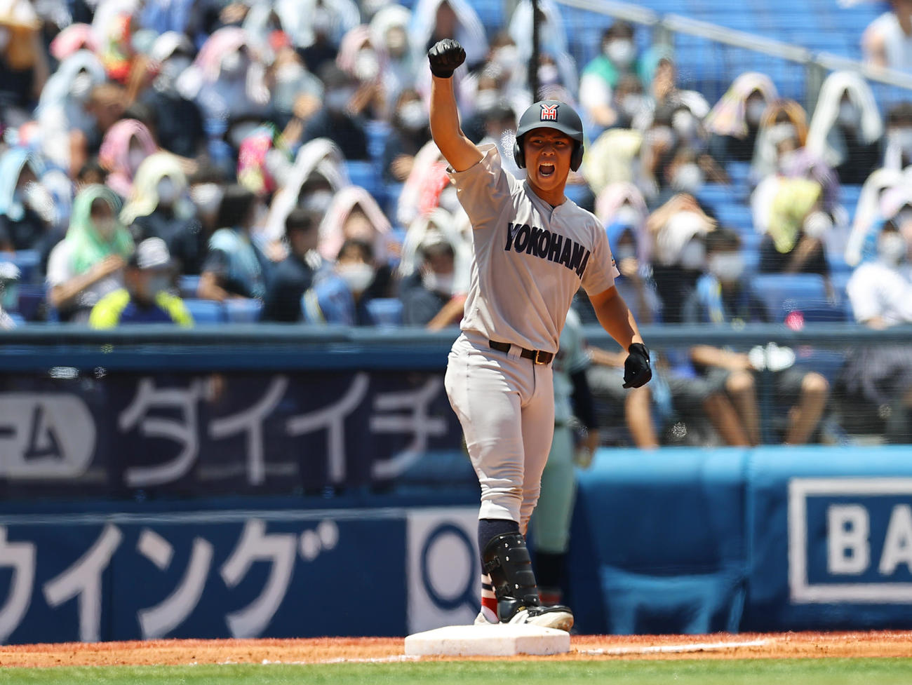 横浜対立花学園　6回表横浜2死一塁、適時三塁打を放ち塁上でガッツポーズする岸本（撮影・垰建太）
