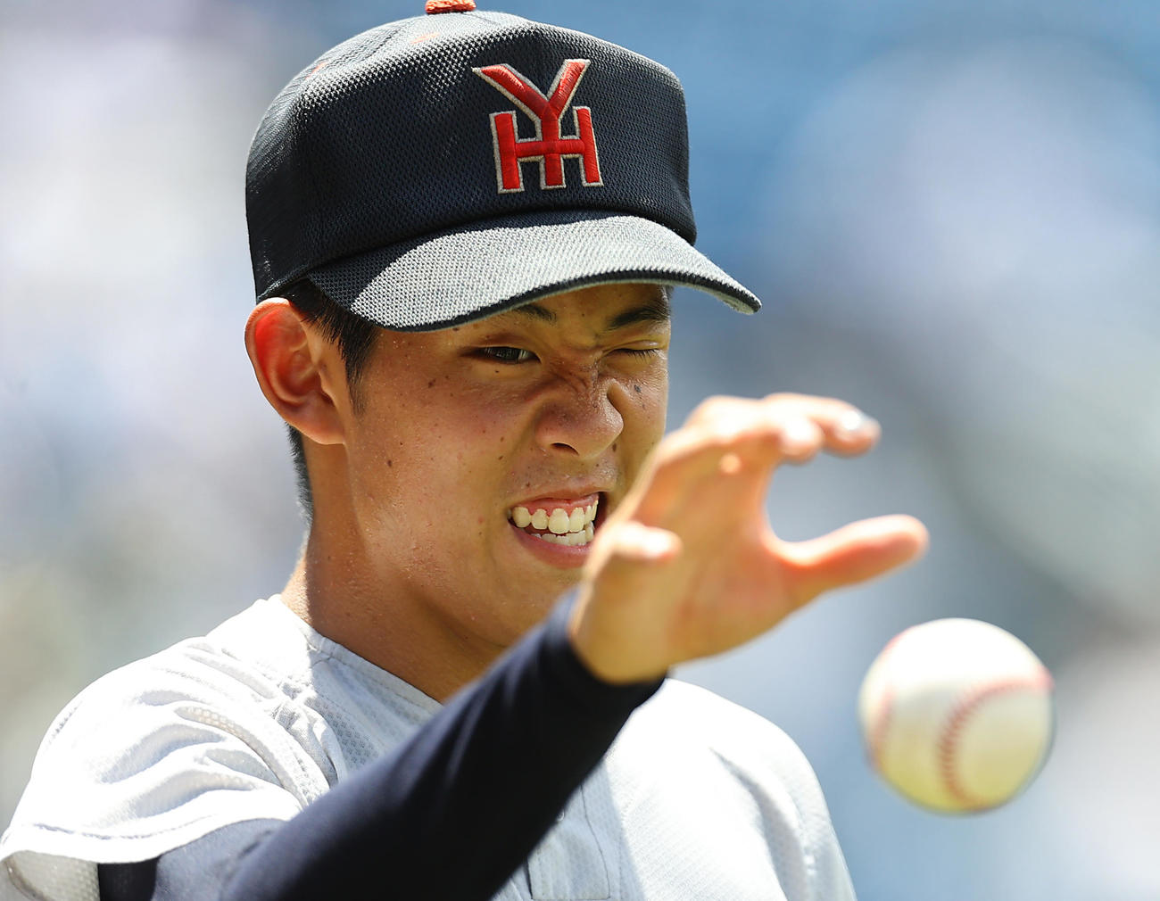 横浜対立花学園　コールド勝ちし投げ終えた横浜・鈴木は疲れた様子でクールダウンする（撮影・垰建太）