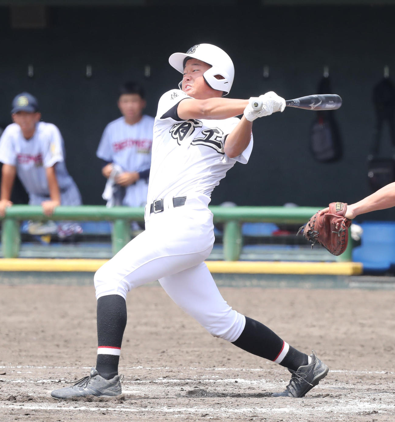 神埼清明対有田工　7回裏神有田工2死一、二塁、犬塚は逆転の中前適時打を放つ（撮影・屋方直哉）