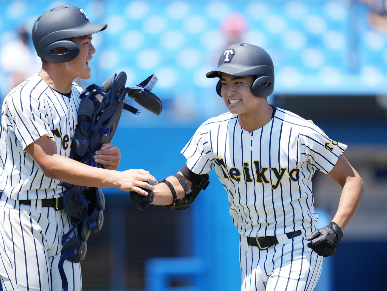 堀越対帝京　3回裏帝京2死満塁、右越え満塁本塁打を放った稲垣（右）は生還し笑顔（撮影・鈴木みどり）