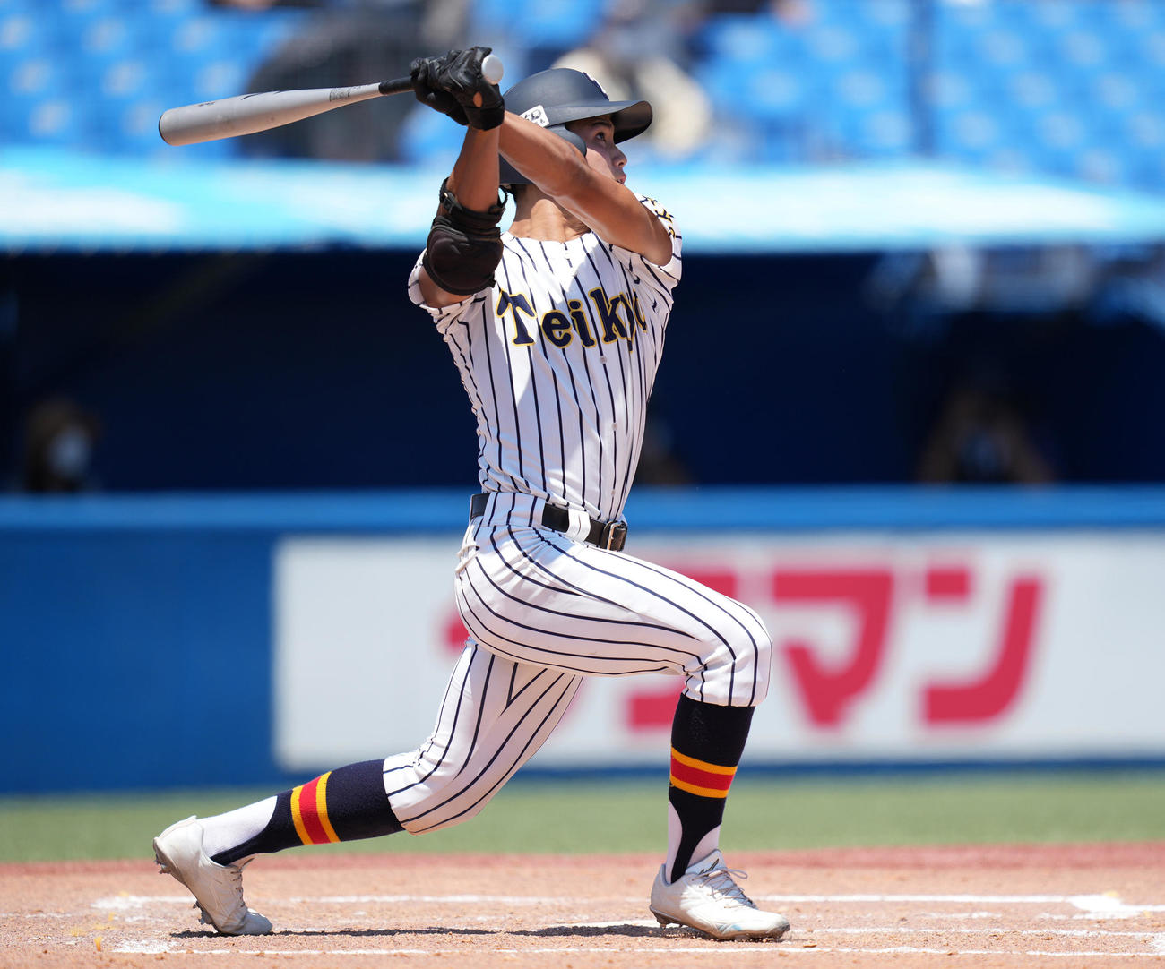 堀越対帝京　3回裏帝京2死満塁、右越え満塁本塁打を放つ稲垣（撮影・鈴木みどり）