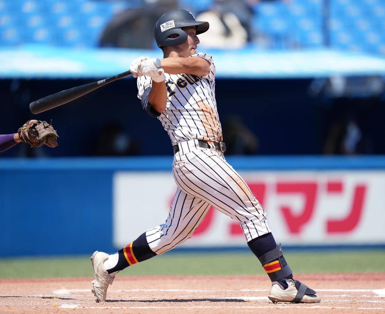 堀越対帝京　3回裏帝京無死一塁、中前打を放つ小島（撮影・鈴木みどり）