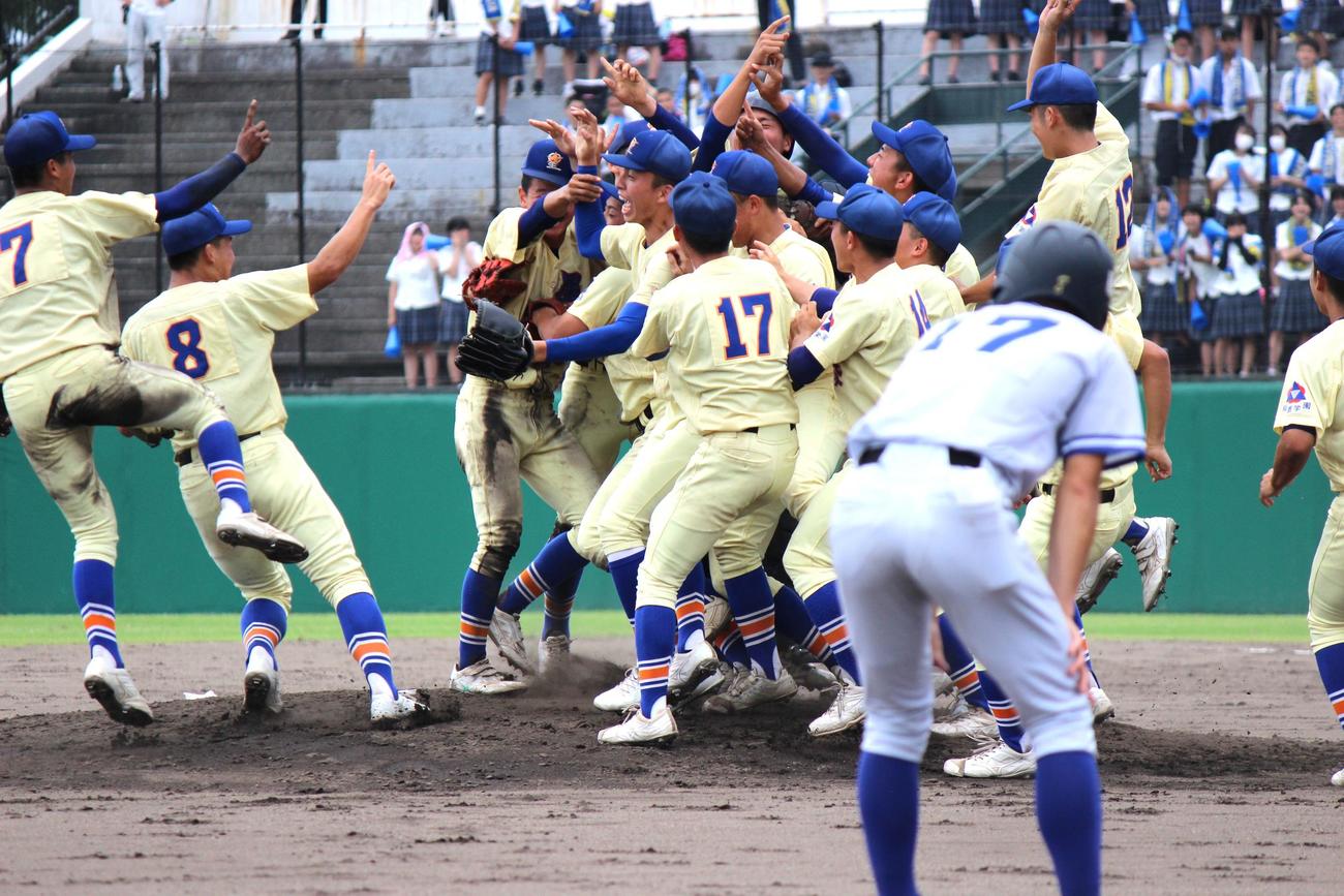小松大谷対星稜　甲子園出場を決めマウンドに集まる星稜ナイン（撮影・柏原誠）