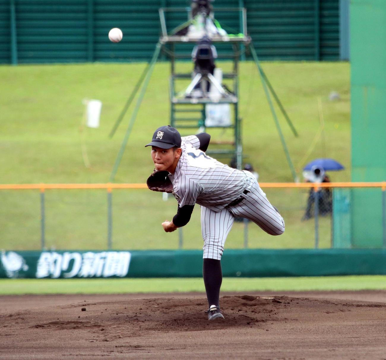 知内対東海大札幌　先発し力投する知内の坂本（撮影・永野高輔）