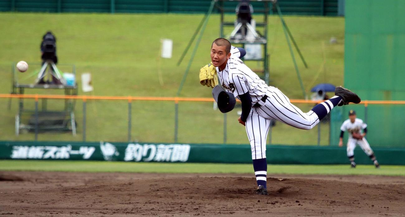 東海大札幌対知内　3回途中から登板し力投する東海大札幌・門別（撮影・永野高輔）