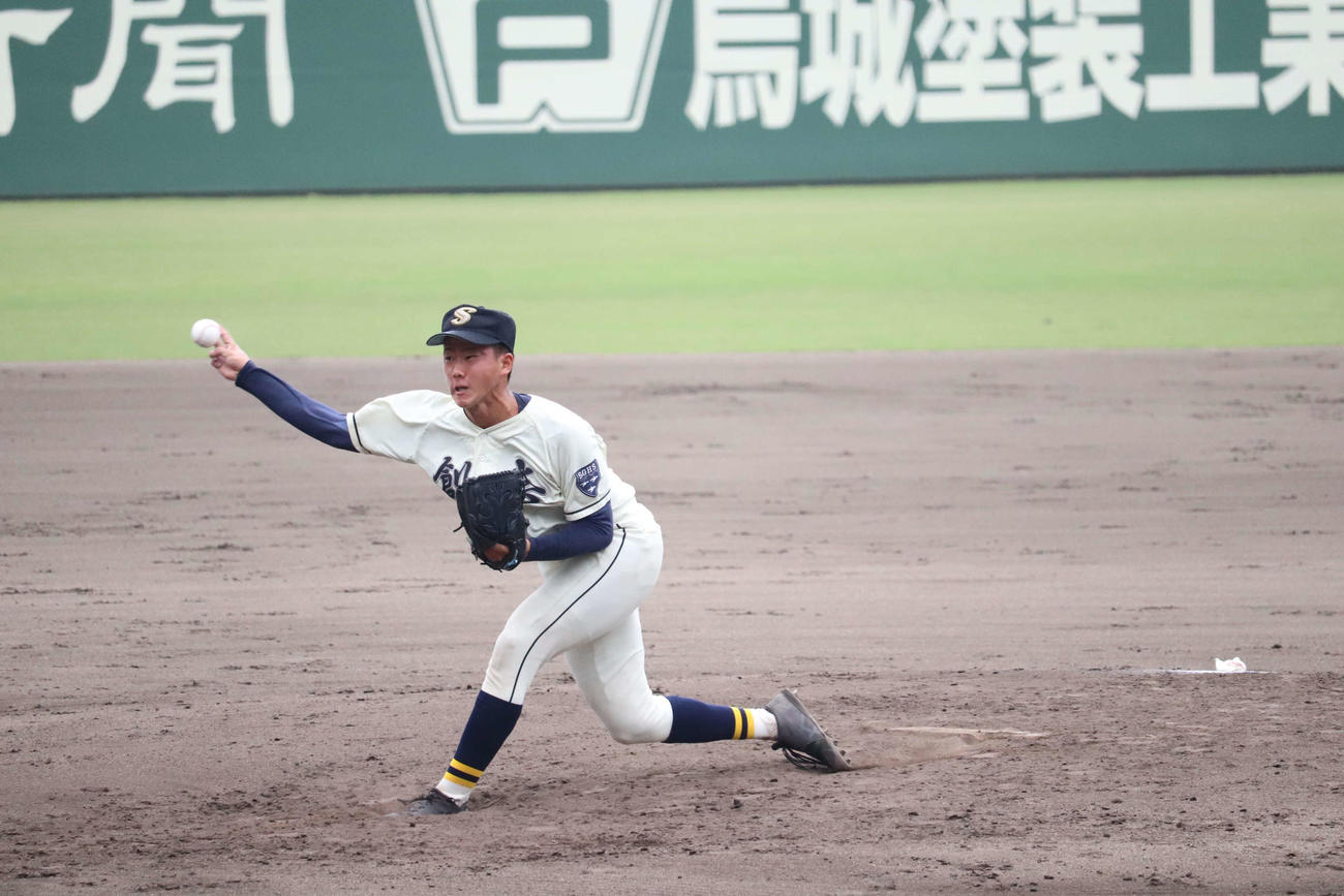 決勝戦、倉敷商戦で先発登板した創志学園・岡村洸太郎（撮影・波部俊之介）