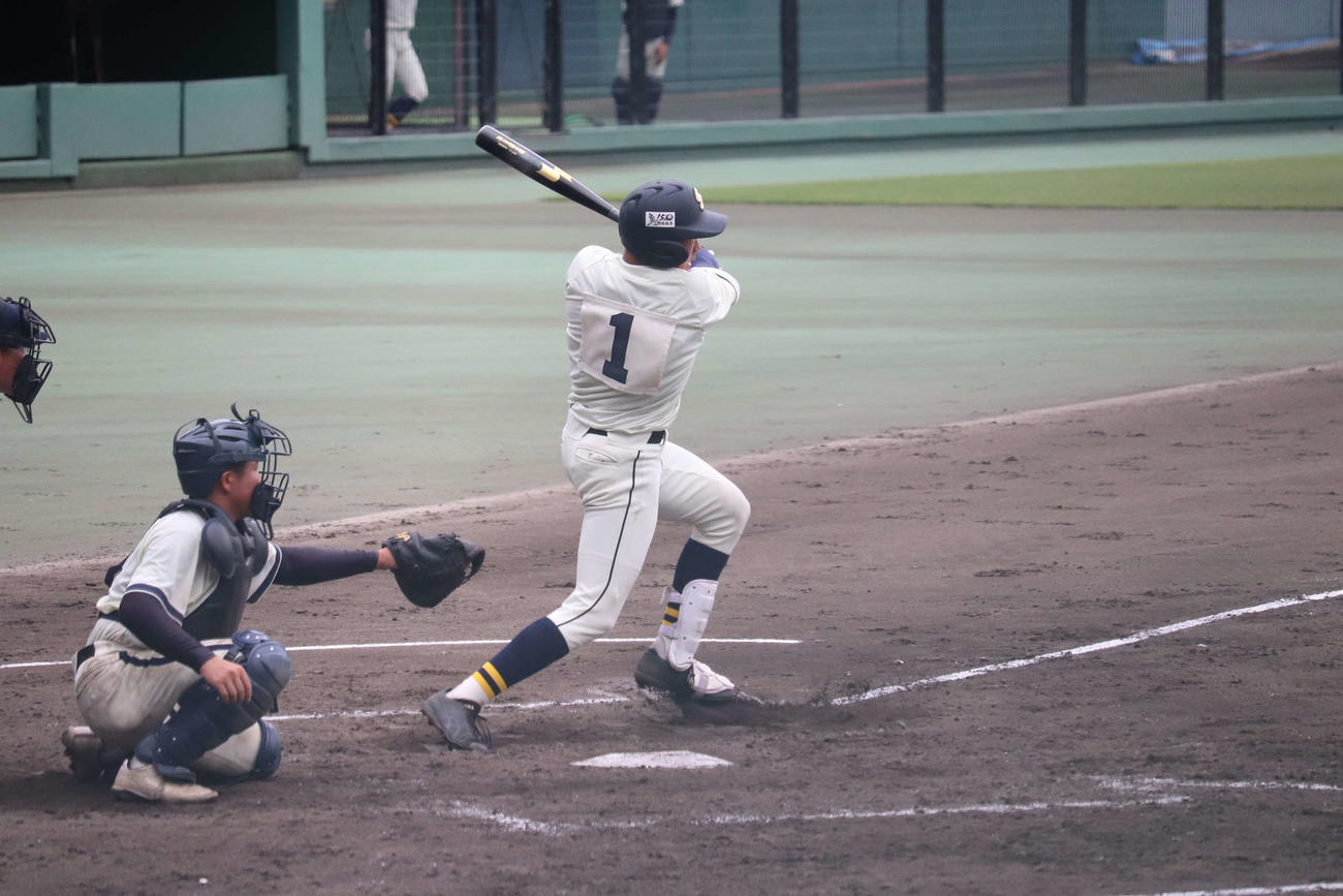 決勝戦、倉敷商戦で追加点となる右前適時打を放った創志学園・岡村洸太郎（撮影・波部俊之介）