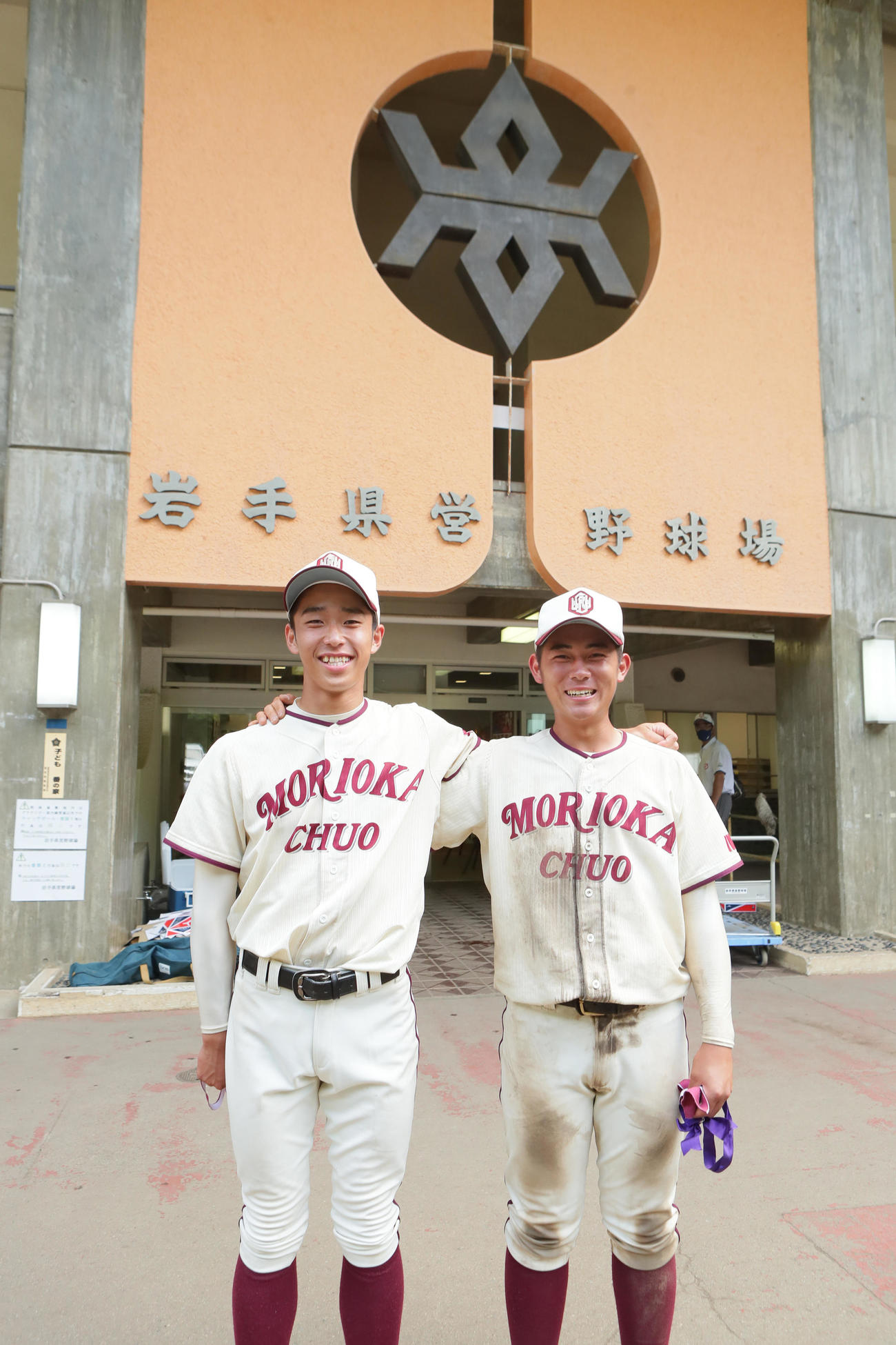 盛岡中央対一関学院　準優勝の盛岡中央の斎藤（左）と小笠原は夏の大会最後の開催となった岩手県営野球場の前で笑顔で記念撮影（撮影・足立雅史）